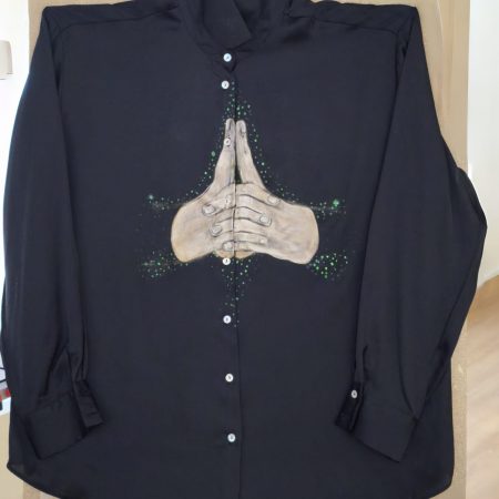 CAMISA NEGRA CON MUDRA UTTARABODHI