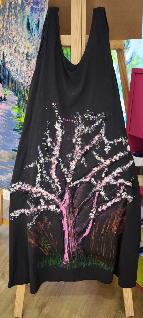 VESTIDO CON ARBOL DE ALMENDRO ROSA AMA-ARTE - Imagen 5