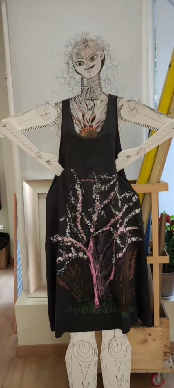 VESTIDO CON ARBOL DE ALMENDRO ROSA AMA-ARTE