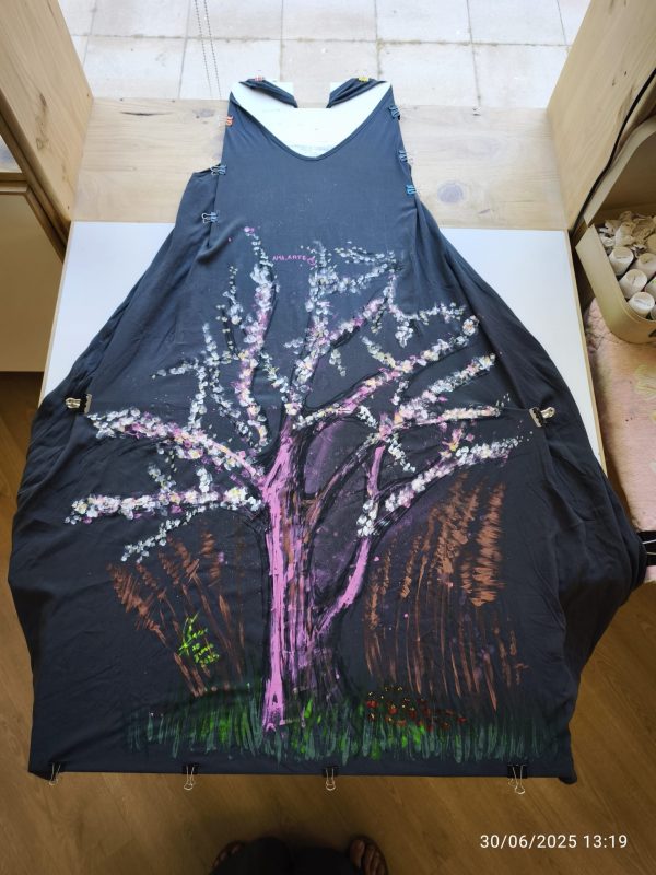 VESTIDO CON ARBOL DE ALMENDRO ROSA AMA-ARTE - Imagen 2