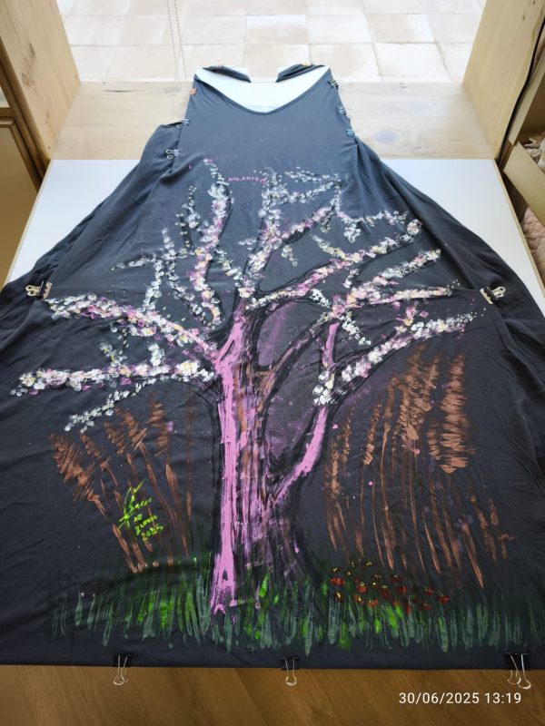 VESTIDO CON ARBOL DE ALMENDRO ROSA AMA-ARTE - Imagen 3